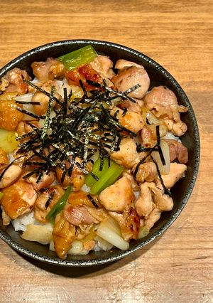 簡単美味しい！香ばし塩のねぎま焼鳥丼-レシピのメイン写真