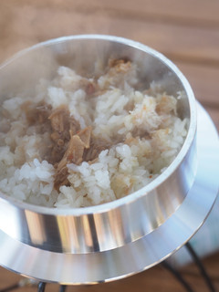 かに缶とニンニク炊き込みご飯-レシピのメイン写真