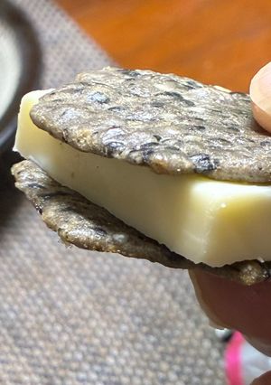ファミマ大好き黒ゴマ煎餅のチーズサンド-レシピのメイン写真