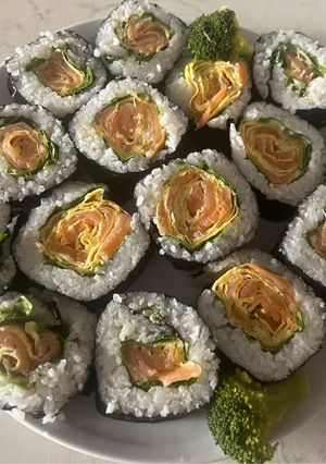 サーモンと卵お花海苔巻き寿司-レシピのメイン写真