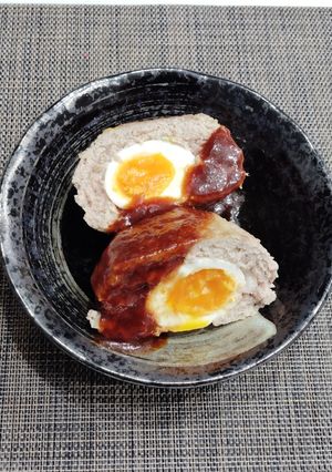 半熟玉子丸ごと入ったハンバーグ-レシピのメイン写真