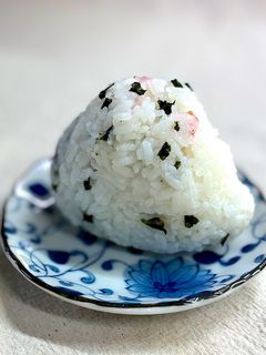 わかめご飯で梅干しおにぎり-レシピのメイン写真