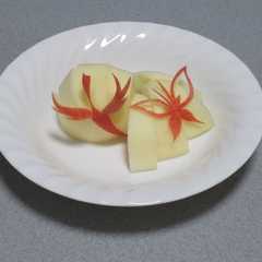 A picture of りんご1個で作る！？鳥と蝶々の飾り切り♪.