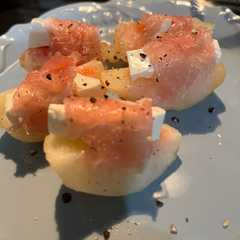 รูปของ 桃と生ハムとクリームチーズでおつまみや前菜に