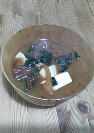 玉ねぎとわかめと豆腐のお味噌汁-レシピのメイン写真