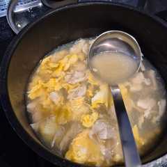 รูปของ 【離乳食とりわけ】鶏と卵の春雨スープ。