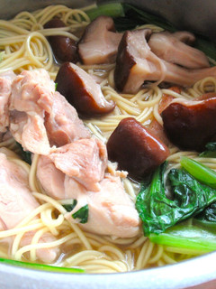 鶏もも肉と小松菜と椎茸の煮込みラーメン-レシピのメイン写真