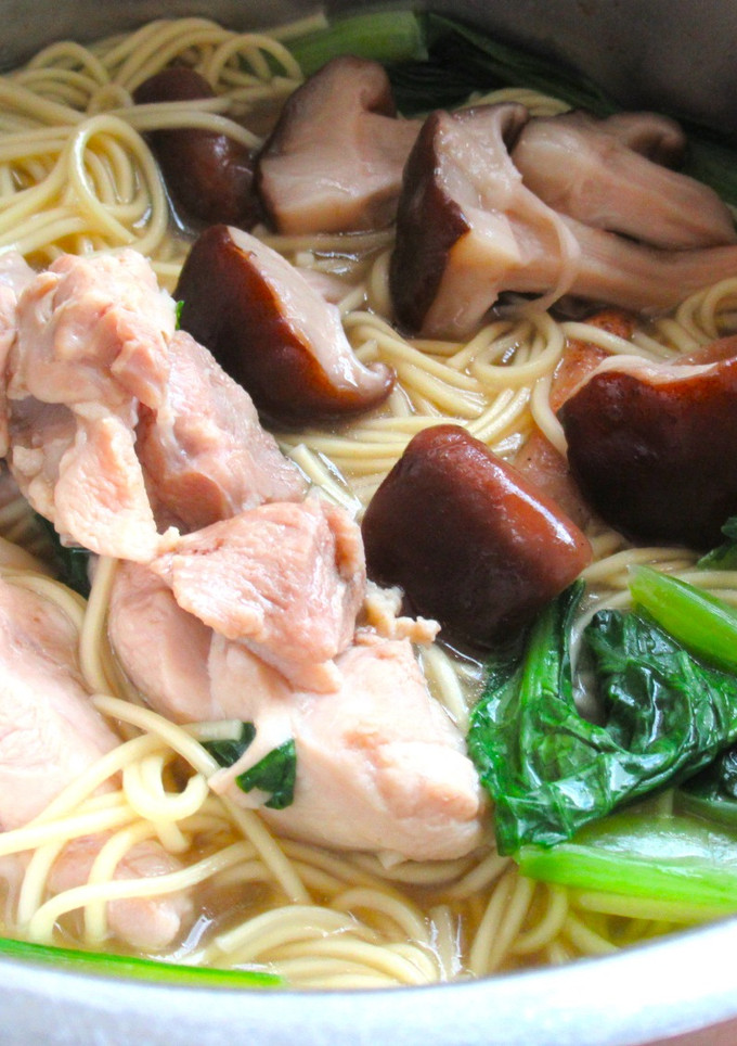 鶏もも肉と小松菜と椎茸の煮込みラーメン-レシピのメイン写真