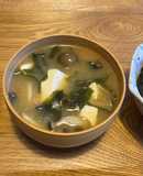豆腐とぶなしめじとワカメの味噌汁