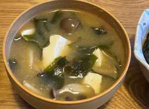 豆腐とぶなしめじとワカメの味噌汁-レシピのメイン写真