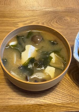 豆腐とぶなしめじとワカメの味噌汁-レシピのメイン写真