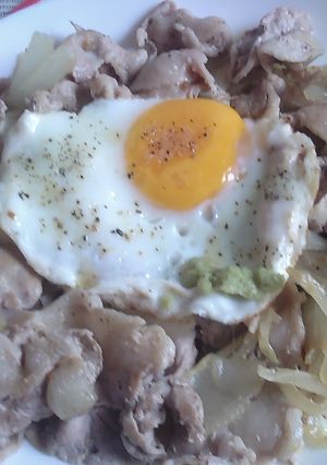 豚こまと玉ねぎのオイル炒め＋月見-レシピのメイン写真