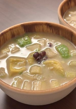 セロリとアボカドのよもぎ団子味のスープ-レシピのメイン写真