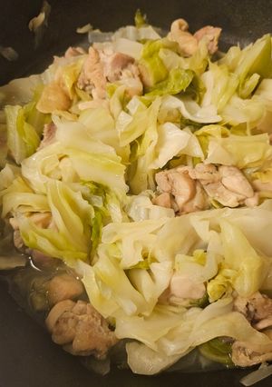 鶏ももとキャベツの塩麹風煮込み-レシピのメイン写真