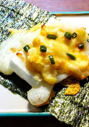 鮒寿司の飯、チーズオン焼き餅の磯辺巻き-レシピのメイン写真