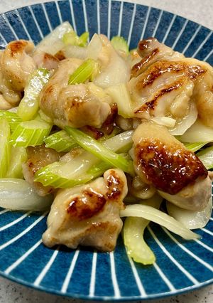 簡単！鶏もも肉とセロリの塩麹中華炒め-レシピのメイン写真