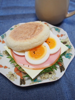 毎朝食べてるハムチーズ卵のマフィンサンド-レシピのメイン写真