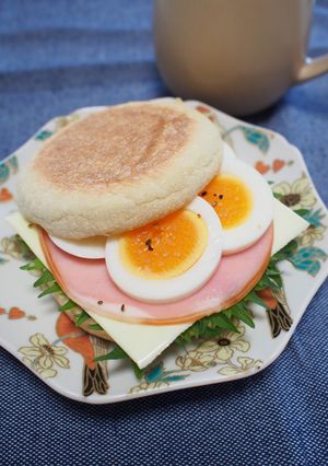 毎朝食べてるハムチーズ卵のマフィンサンド-レシピのメイン写真