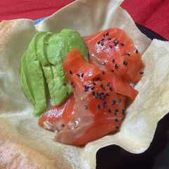 รูปของ サーモンとアボカド丼(春巻きの皮の器