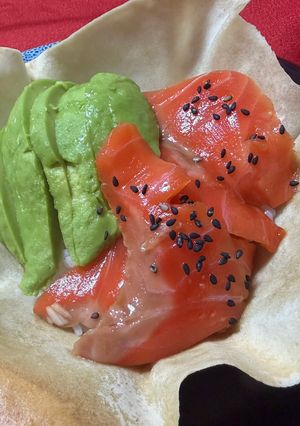 サーモンとアボカド丼(春巻きの皮の器-レシピのメイン写真