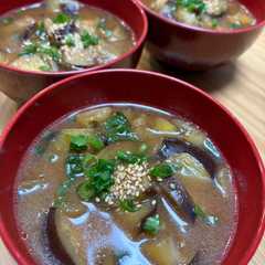 รูปของ 炒め茄子だけお味噌汁💜