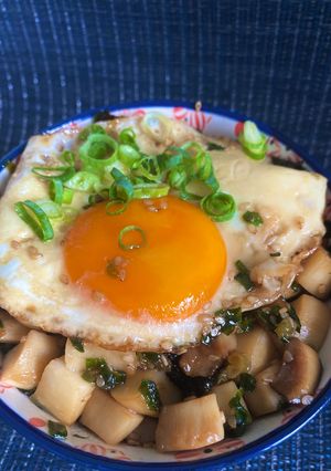満足感あり✨コリコリえりんぎのてりたま丼-レシピのメイン写真
