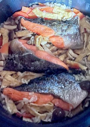 今夜の夕飯!鍋の素で作る鮭の炊き込みご飯-レシピのメイン写真