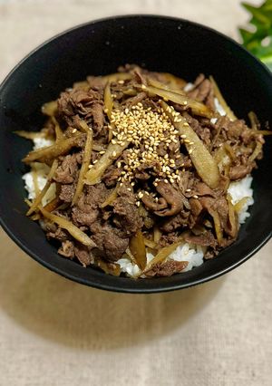 黄金比で絶品！牛肉とささがきごぼうの甘辛丼-レシピのメイン写真