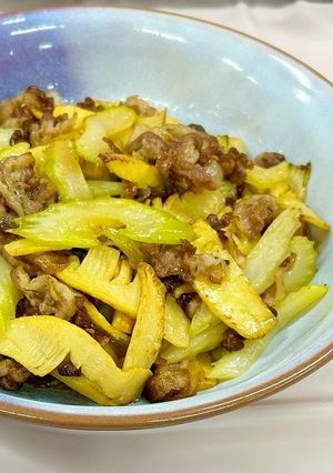 炒芦菜猪（猪肉とセロリの炒めもの）-レシピのメイン写真