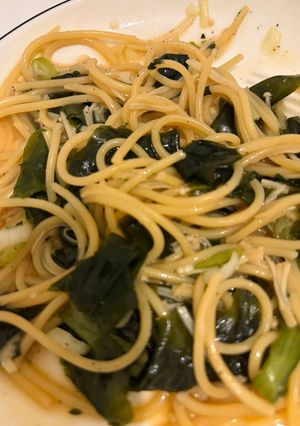 えのき・小松菜・わかめのバターポン酢わさびパスタ-レシピのメイン写真