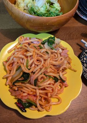 うどんとハムほうれん草のナポリタン-レシピのメイン写真