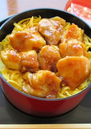 【 鶏もも肉の生姜焼きと錦糸卵の２色丼〗-レシピのメイン写真