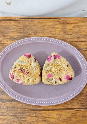 おにぎり☆焼き秋刀魚&しば漬け＆白ごま♪-レシピのメイン写真