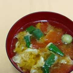 รูปของ オクラとトマトのふわたま味噌汁