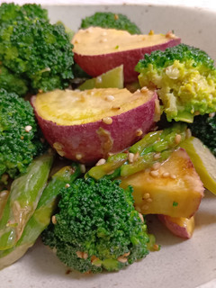 緑色野菜とさつまいもの胡麻だれサラダ-レシピのメイン写真