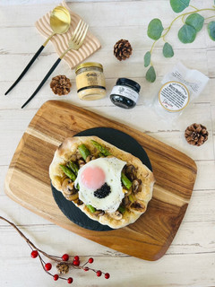 トリュフ薫るアスパラと目玉焼きのピンサ-レシピのメイン写真