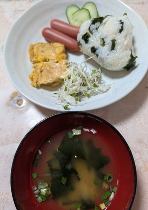 簡単★わかめと白だしのおにぎりと味噌󠄀汁-レシピのメイン写真