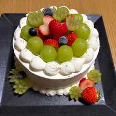 รูปของ 旬💕シャインマスカットのデコレーションケーキ🎂