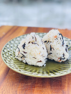 ひじきと梅干しのおにぎり-レシピのメイン写真