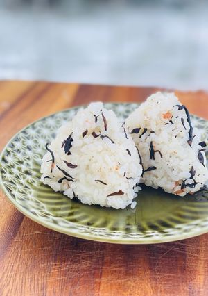 ひじきと梅干しのおにぎり-レシピのメイン写真
