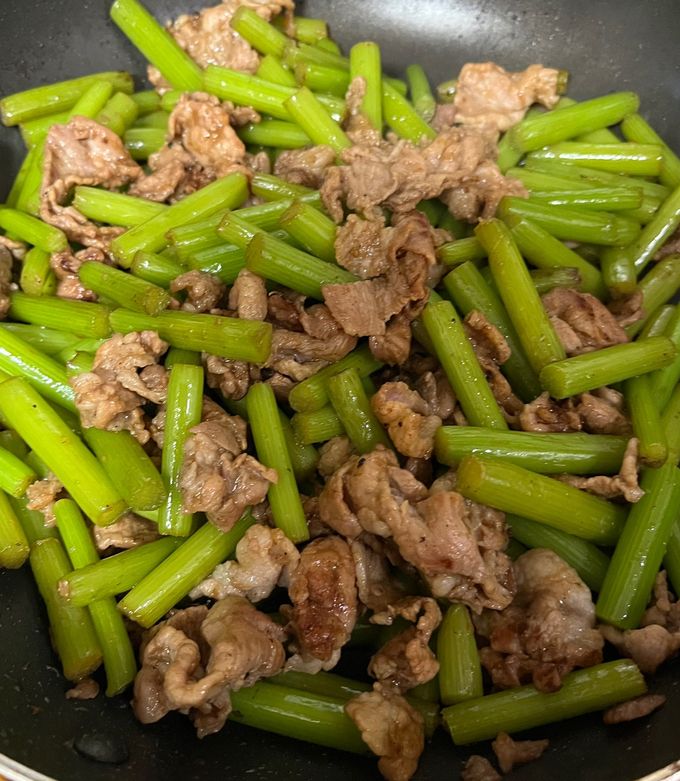 あしたばの茎と豚こま炒め by arisama 【クックパッド】 簡単おいしい