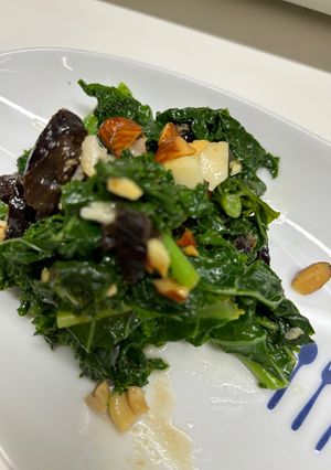 ワインと共に　ケールとナッツのサラダ-レシピのメイン写真