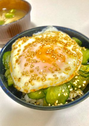 きゅうりたっぷり♪食感を楽しむ目玉焼丼-レシピのメイン写真