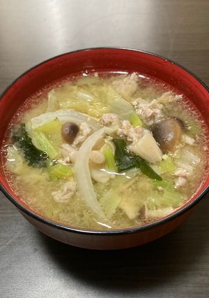 豚こま肉と白菜・しめじ・小松菜・ワカメの味噌汁-レシピのメイン写真