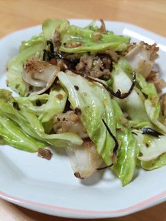 餃子とキャベツの塩昆布炒め-レシピのメイン写真