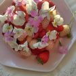 Belle mousse aux fraises et aux fleurs