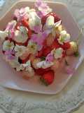 Belle mousse aux fraises et aux fleurs