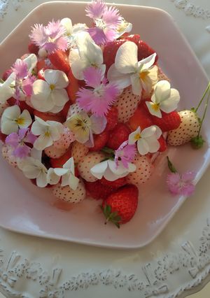 Belle mousse aux fraises et aux fleurs-レシピのメイン写真
