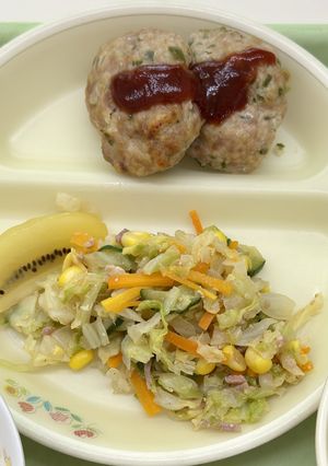 園給食 ピーマンバーグ、ごまサラダ-レシピのメイン写真