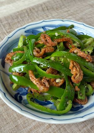 おつまみ♪カリカリ鶏皮とピーマンの塩炒め-レシピのメイン写真